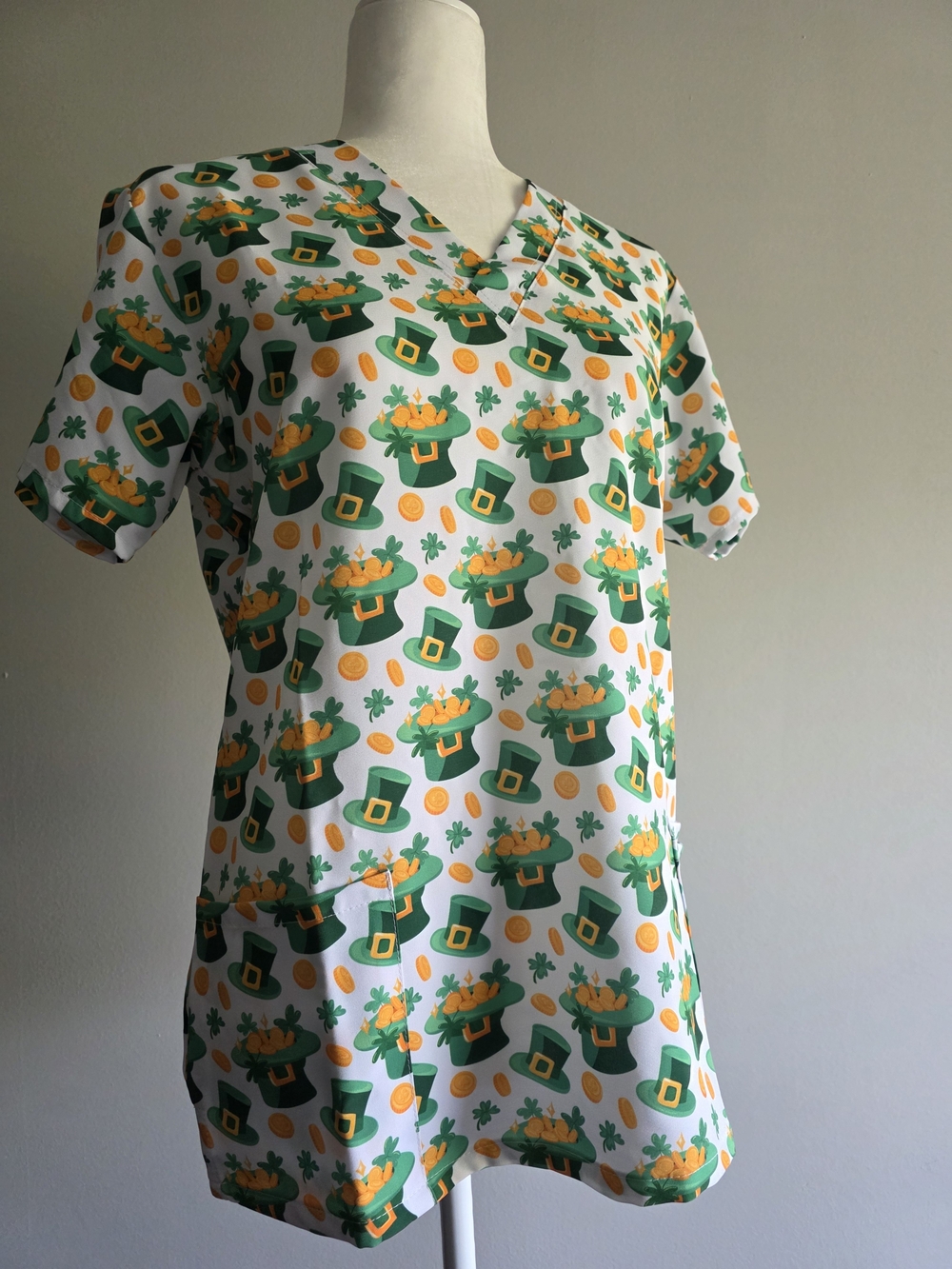 Revel Premium Stretch St. Patrick’s Day Scrub Top Women’s Medium Shamrock